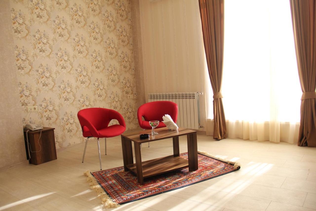 Moon Light Hotel Tbilisi Buitenkant foto